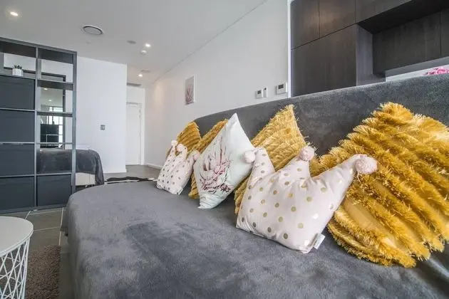 Home With Convenient Location! Close to Train&cbd - İç Mekan