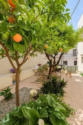 Home with Courtyard in Heart of Old Town - Dış Mekan