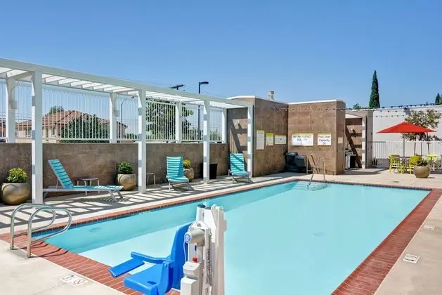 Home2 Suites by Hilton Azusa, CA - Havuz