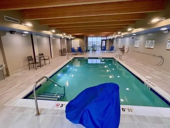 Home2 Suites by Hilton Bloomington Normal - Havuz