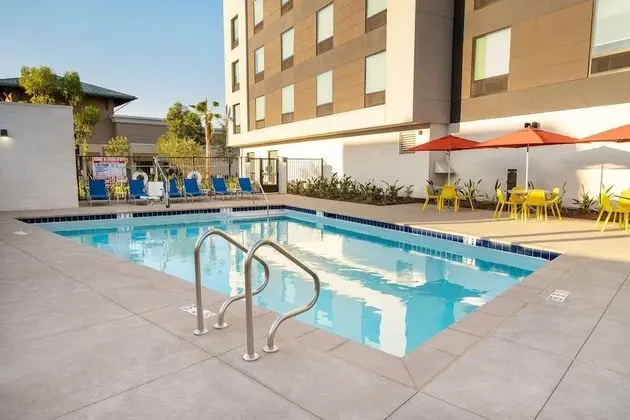 Home2 Suites by Hilton Corona - Havuz