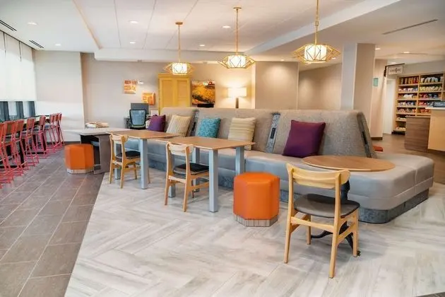 Home2 Suites by Hilton Corona - Lobi
