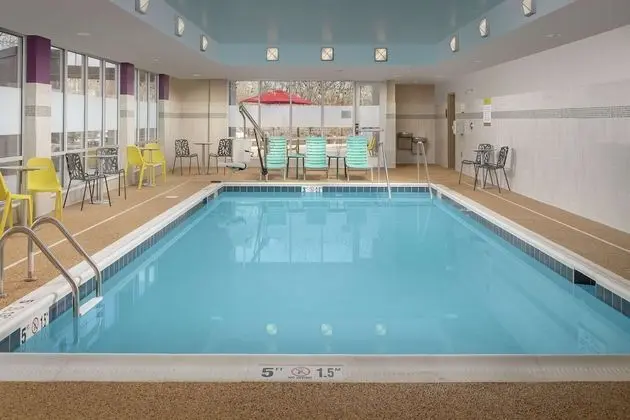 Home2 Suites by Hilton Edison - Havuz