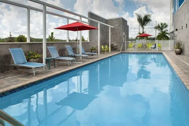 Home2 Suites by Hilton Fort Myers Airport - Havuz