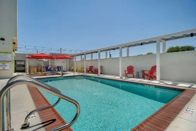 Home2 Suites by Hilton Garden Grove - Havuz