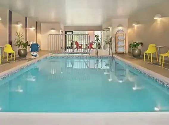 Home2 Suites by Hilton Lexington Hamburg - Havuz
