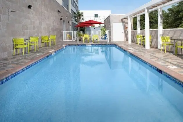 Home2 Suites by Hilton Miami Doral West Airport - Havuz