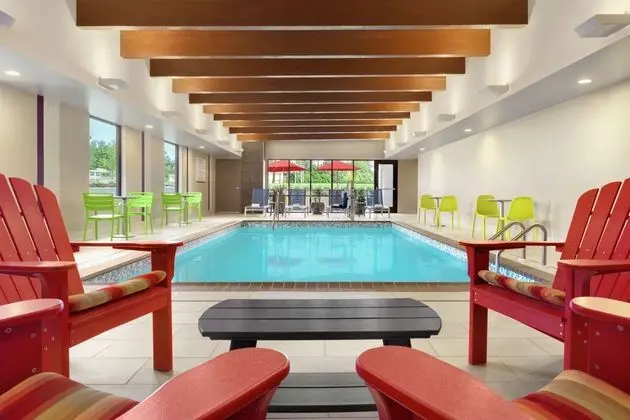Home2 Suites by Hilton New Brunswick, NJ - Havuz