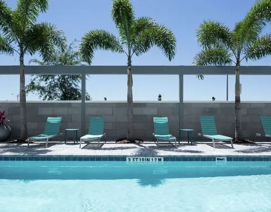Home2 Suites by Hilton Orlando Airport - Havuz