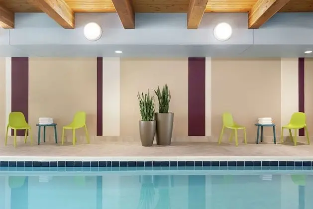 Home2 Suites by Hilton Overland Park - Havuz
