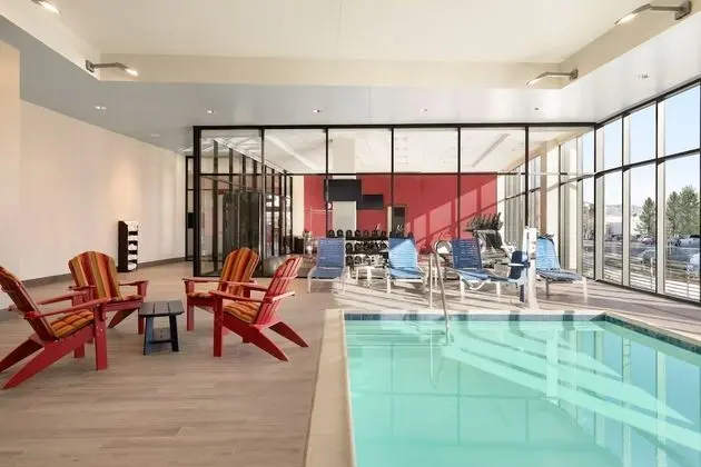 Home2 Suites By Hilton Woodland Hills - Havuz