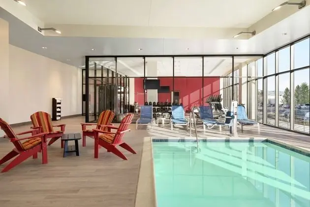 Home2 Suites By Hilton Woodland Hills - Havuz