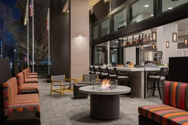 Home2 Suites By Hilton Woodland Hills - Yerinde Yemek