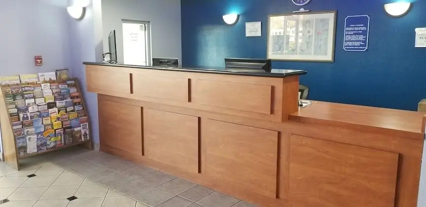 HomeBridge Inn and Suites - Lobi