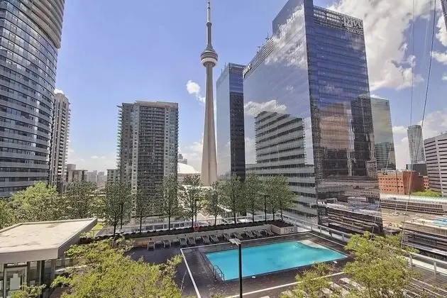 HomeHop - Maple Leaf Square