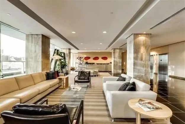 HomeHop - Maple Leaf Square - Lobi