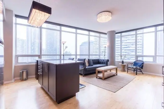 HomeHop - Maple Leaf Square - Öne Çıkan Resim