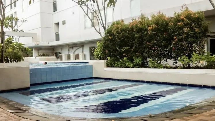 Homely 2 Bedroom at Bassura City Apartment By Travelio - Havuz