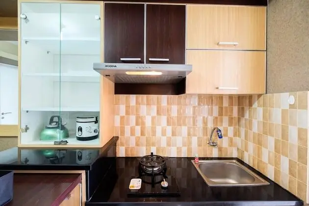 Homely 2 Bedroom at Bassura City Apartment By Travelio - Mutfak