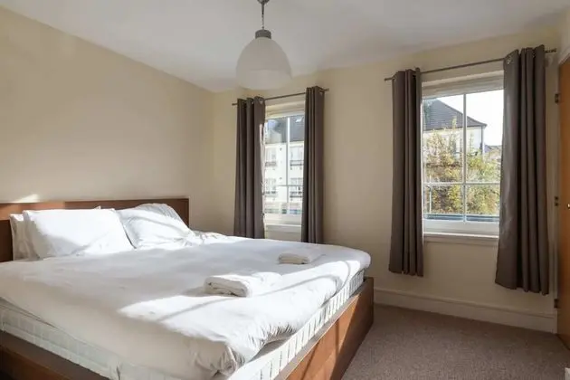 Homely 2 Bedroom Flat Close to Central Edinburgh