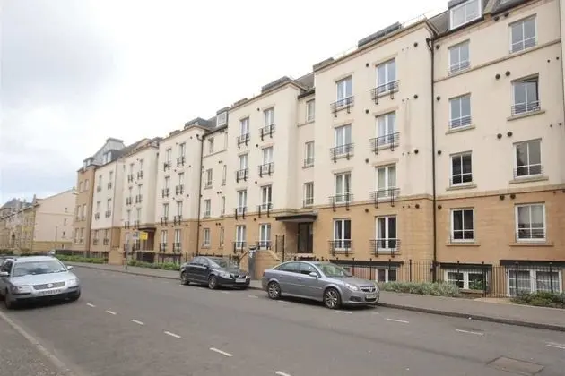 Homely 2 Bedroom Flat Close to Central Edinburgh
