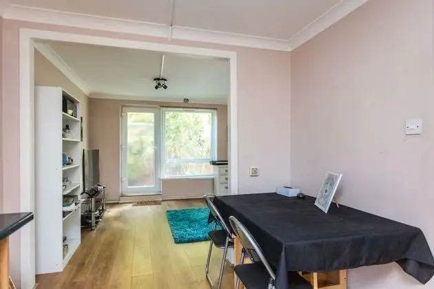 Homely 2 Bedroom House in Kennington With Garden
