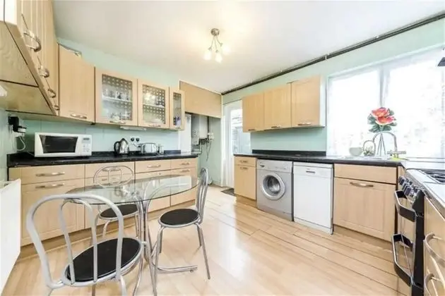 Homely 3 Bedroom House With a Garden - Mutfak