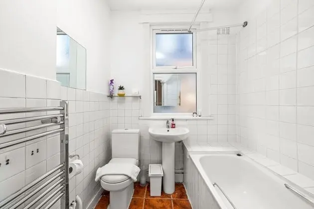 Homely 4-bedroom Home With 2 Baths & Free Parking - Banyo Tipleri