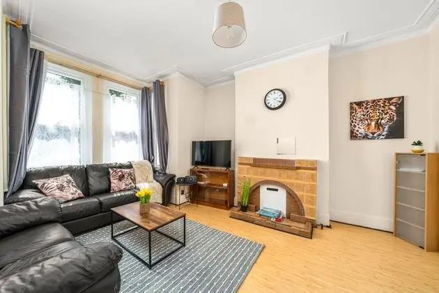 Homely 4-bedroom Home With 2 Baths & Free Parking - İç Mekan