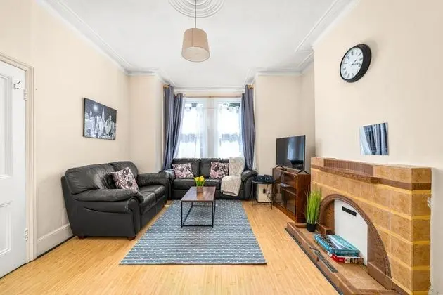 Homely 4-bedroom Home With 2 Baths & Free Parking - Öne Çıkan Resim