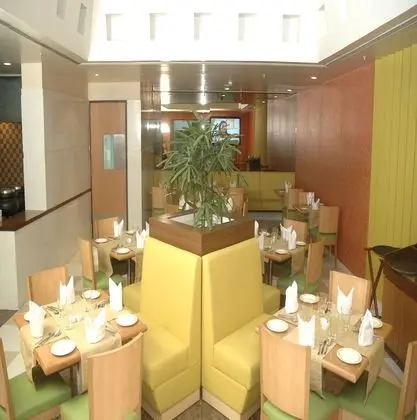 Hometel Chandigarh - Yerinde Yemek