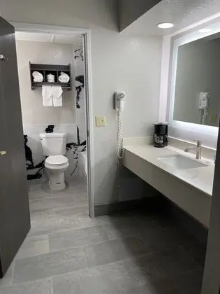 Hometown Inn & Suites