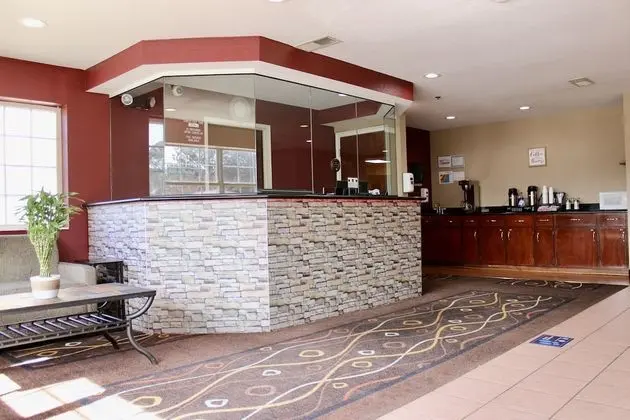 HomeTown Inn & Suites - Lobi