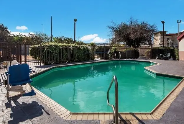 HomeTowne Studios by Red Roof San Antonio - Seaworld/Northwest - Havuz