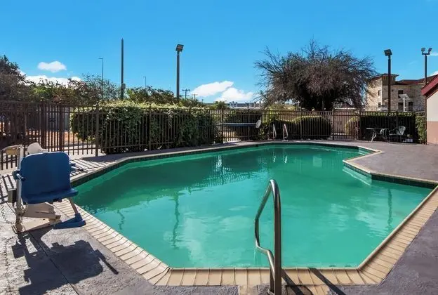 HomeTowne Studios by Red Roof San Antonio - Seaworld/Northwest - Havuz