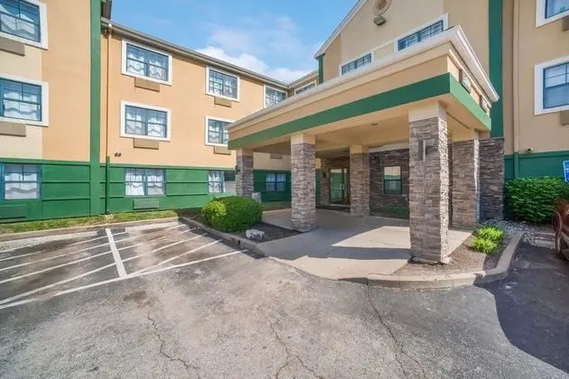 HOMETOWNE STUDIOS ST LOUIS AIRPORT N LINDBERGH