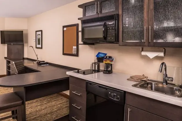 Homewood Suites by Hilton Kansas City Speedway, KS - Mutfak