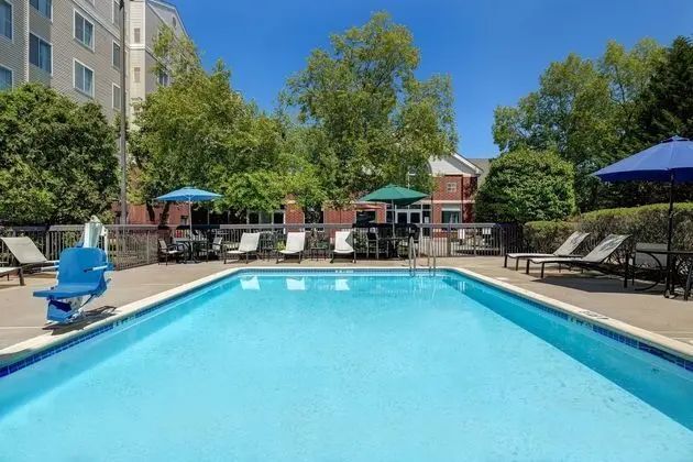 Homewood Suites by Hilton Lansdale - Havuz