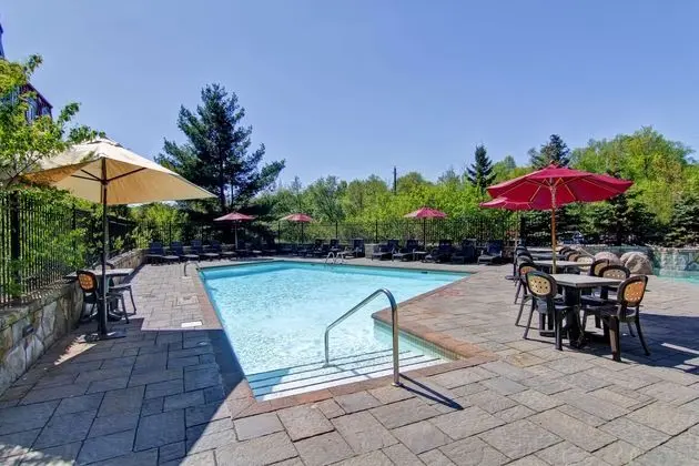 Homewood Suites by Hilton Tremblant - Havuz