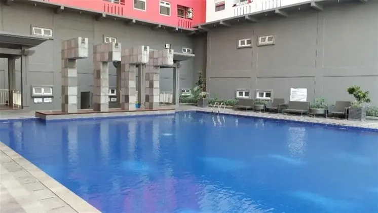 Homey 1BR with Spacious Living Room and Sofa Bed Green Pramuka Apartment