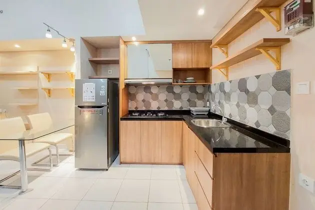 Homey And Comfort 2Br At Casa De Parco Apartment - Mutfak