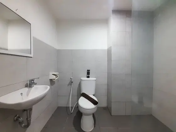 Homey And Comfort Stay Studio At Green Park Yogyakarta Apartment - Banyo Tipleri