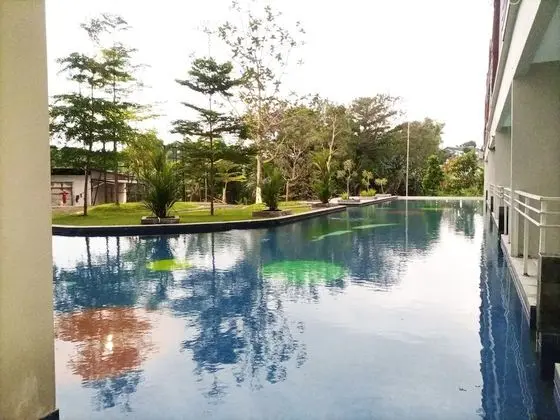 Homey And Comfort Stay Studio At Green Park Yogyakarta Apartment - Havuz