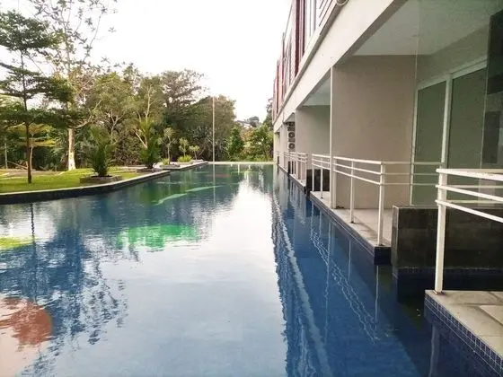 Homey And Comfort Stay Studio At Green Park Yogyakarta Apartment - Havuz