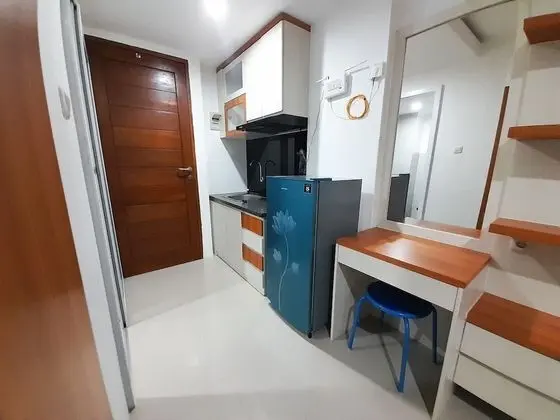 Homey And Comfort Stay Studio At Green Park Yogyakarta Apartment - Mutfak