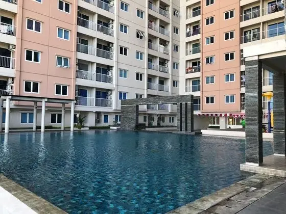 Homey And Comfy Studio At Puncak Bukit Golf Surabaya Apartment - Havuz