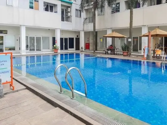 Homey And Cozy 1Br At Sky View Apartment - Havuz