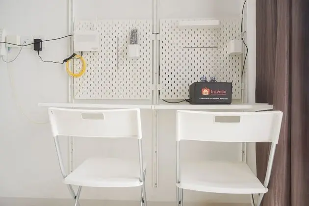 Homey and Cozy Living Studio Room at Dave Apartment - İç Mekan