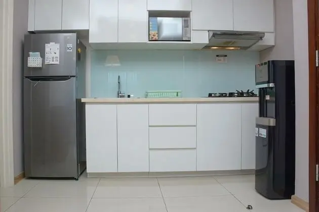 Homey And Cozy Stay 2Br At Casa Grande Apartment - Mutfak