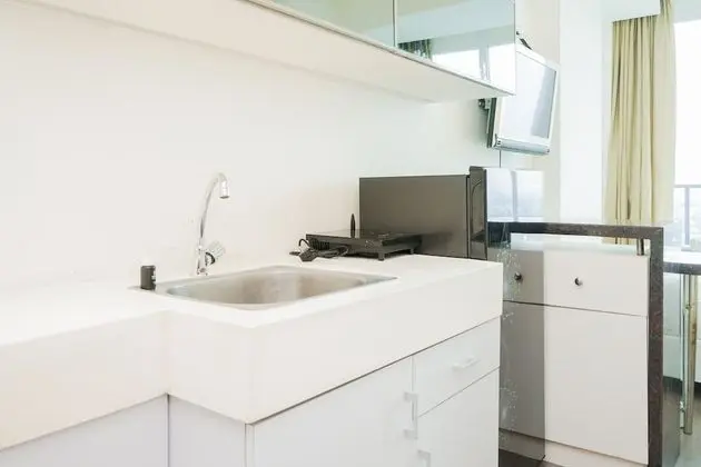 Homey And Cozy Studio Room At Tree Park City Bsd Apartment - Mutfak